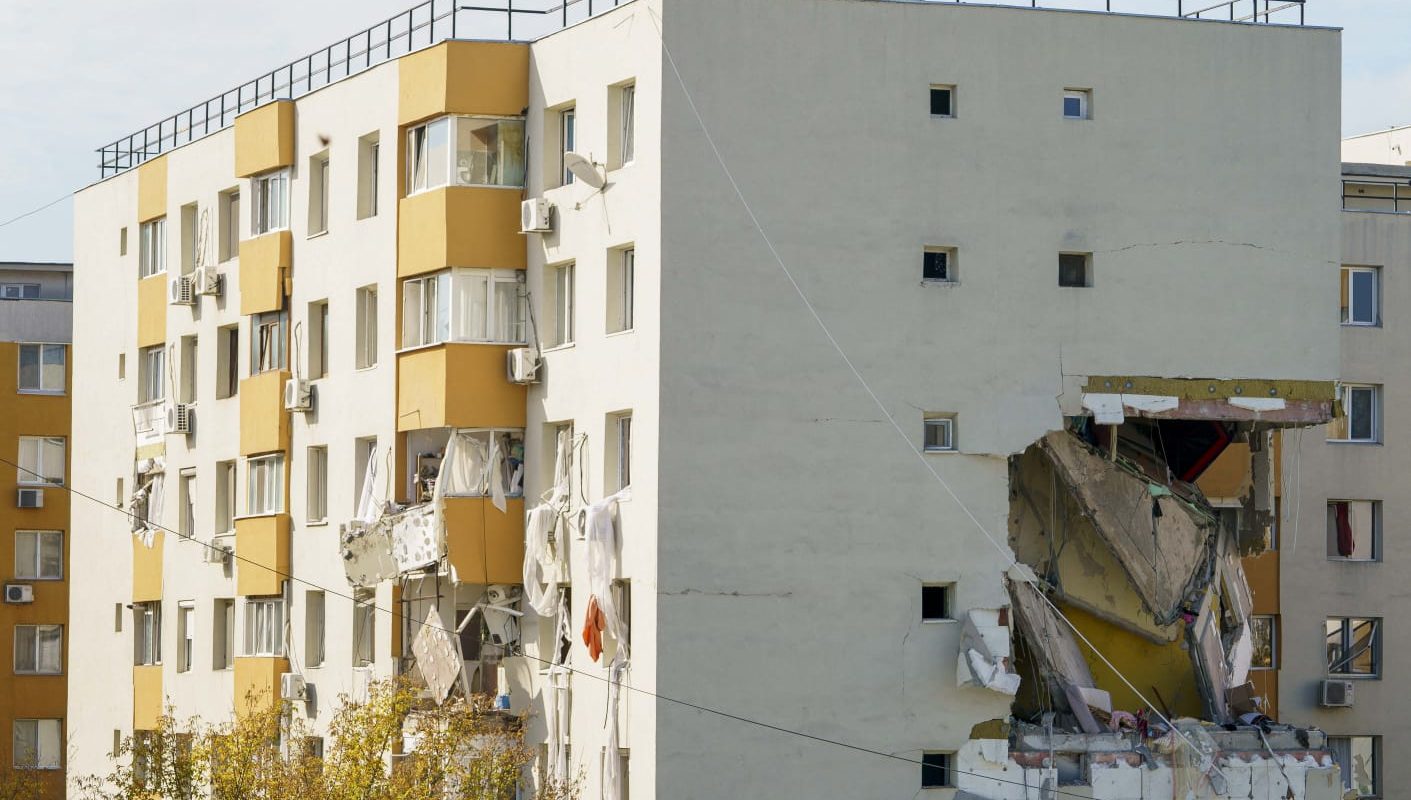 Primarul interimar al Capitalei anunță începerea demolării blocului afectat de explozie pe Calea Rahovei, după raportul ISC care recomandă eliminarea etajelor superioare pentru a preveni prăbușirea clădirii