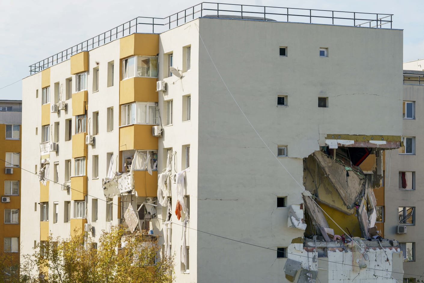 Primarul interimar al Capitalei anunță începerea demolării blocului afectat de explozie pe Calea Rahovei, după raportul ISC care recomandă eliminarea etajelor superioare pentru a preveni prăbușirea clădirii