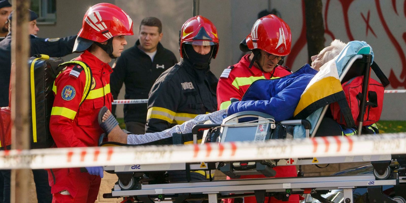 [ad_1] Doi dintre persoanele rănite în urma exploziei petrecute vineri dimineața într-un bloc din Sectorul 5, care suferă de arsuri grave, vor fi transferate pentru tratament în spitale din afara țării, a anunțat premierul Ilie Bolojan, potrivit agenției de presă Agerpres
