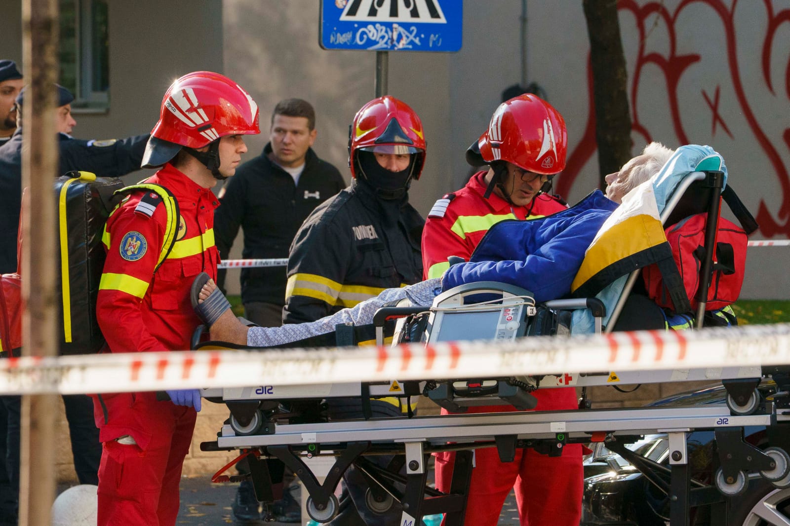 [ad_1] Doi dintre persoanele rănite în urma exploziei petrecute vineri dimineața într-un bloc din Sectorul 5, care suferă de arsuri grave, vor fi transferate pentru tratament în spitale din afara țării, a anunțat premierul Ilie Bolojan, potrivit agenției de presă Agerpres