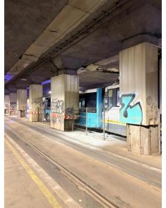 Imagini în direct: Impact între tramvai și autobuz în Pasajul Victoriei din Capitală / Trafic deviat temporar / Cinci persoane spitalizate / Restricții de circulație în zonă