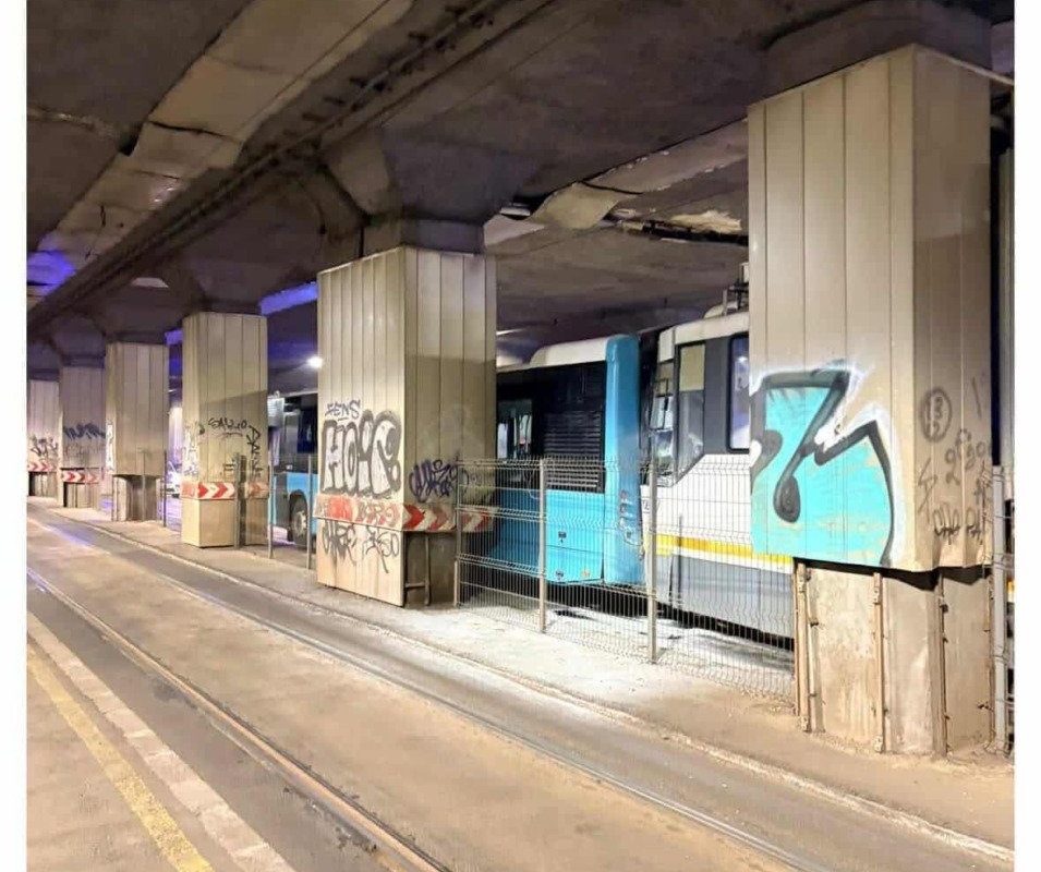 Imagini în direct: Impact între tramvai și autobuz în Pasajul Victoriei din Capitală / Trafic deviat temporar / Cinci persoane spitalizate / Restricții de circulație în zonă