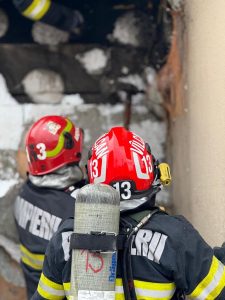 Intervenție în Caracal pentru miros de gaz la un bloc; locatarii au revenit în apartamente după alertă falsă, 59 de persoane evacuate preventiv din trei scări, și o persoană duce la spital