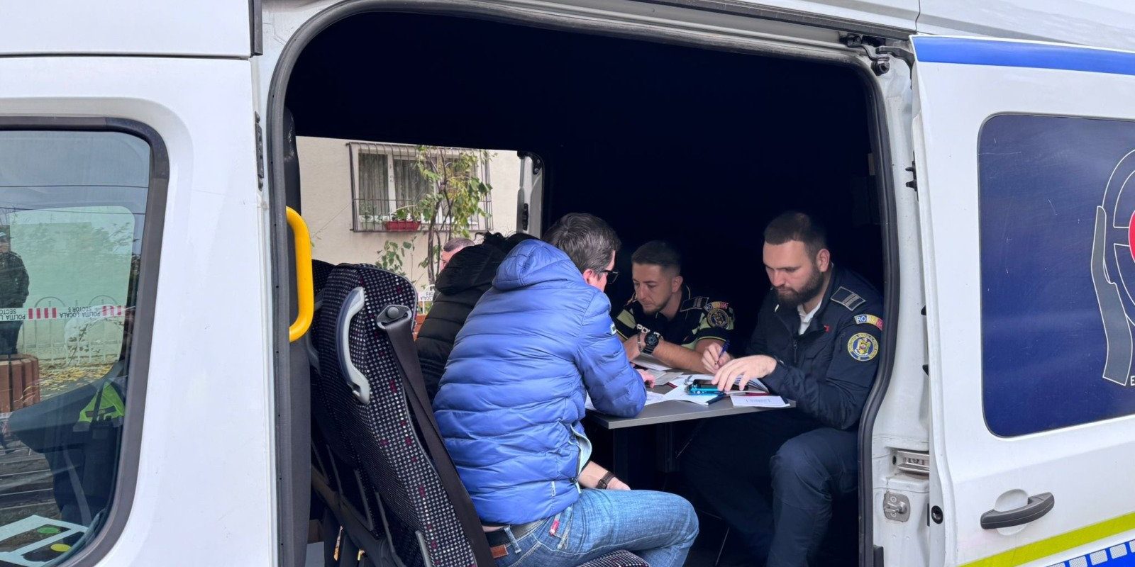 Brigada Rutieră a Capitalei a instituit un punct mobil pentru eliberarea autorizațiilor de reparație în cazul mașinilor avariate în explozia de pe strada Calea Rahovei / Documentele necesare pentru prezentarea autovehiculelor la service