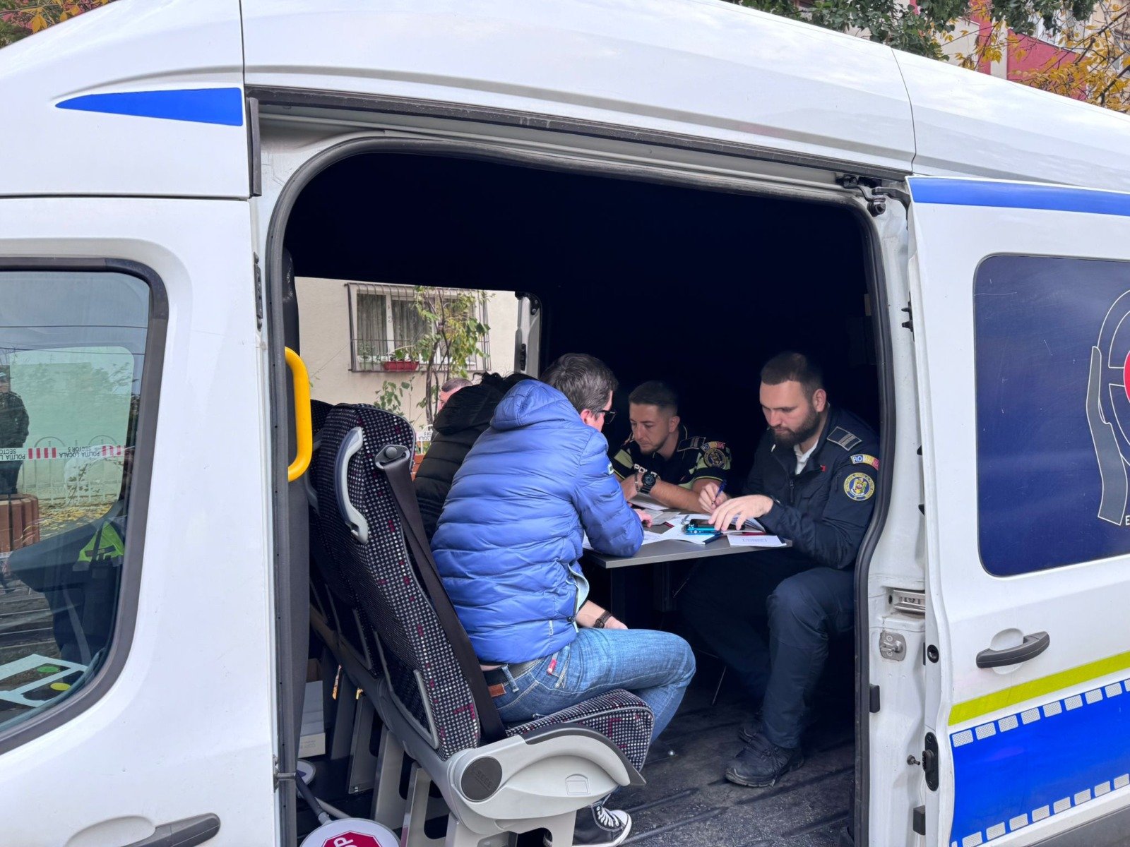 Brigada Rutieră a Capitalei a instituit un punct mobil pentru eliberarea autorizațiilor de reparație în cazul mașinilor avariate în explozia de pe strada Calea Rahovei / Documentele necesare pentru prezentarea autovehiculelor la service