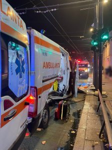 Doi bărbați descoperiți inconștienți în curtea unei locații din Șercaia, unul în stare de comă și celălalt în stop cardio-respirator – anchetă în curs de desfășurare