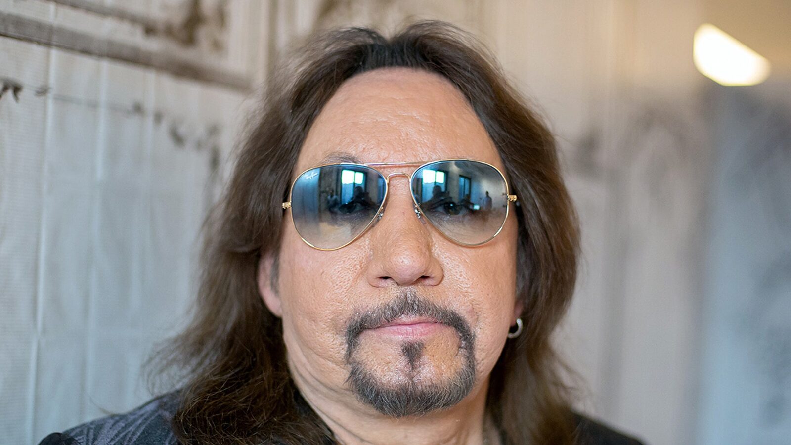 [ad_1] Ace Frehley, chitaristul KISS, pe suport de viață În urma unei căzături grave în studio, Ace Frehley, chitaristul legendar al trupei KISS, se află pe suport de viață, iar starea sa de sănătate este alarmantă