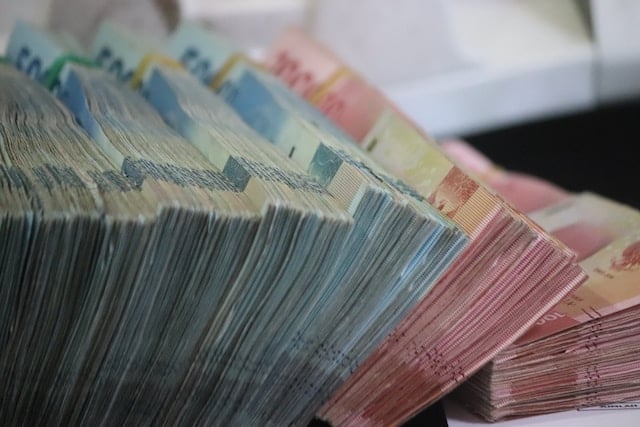 Investitori externi pot primi permis temporar de ședere în România pentru investiții minime de 400.000 de euro, conform unui proiect legislativ inițiat de parlamentari din Partidul Național Liberal, cu verificări ale provenienței fondurilor de către SRI, SIE și Garda Financiară