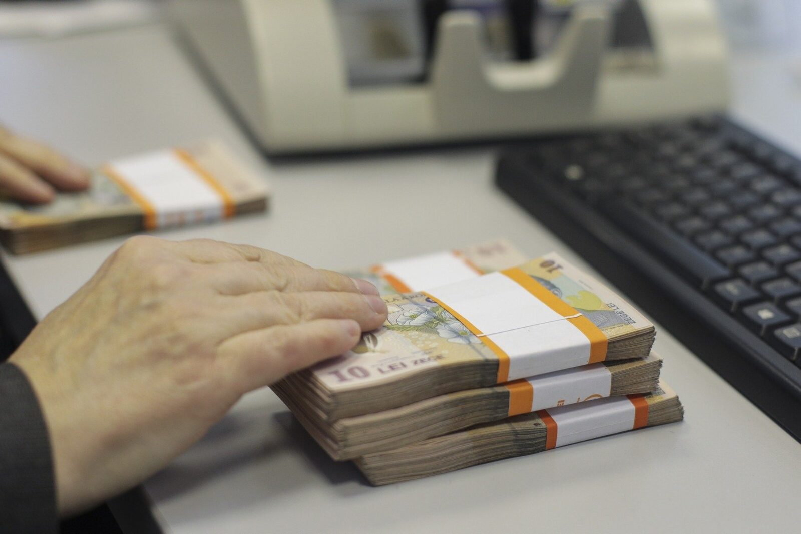 Deputat AUR: „Austeritatea excesivă a prim-ministrului ajunge la nivele ridicole, cu fonduri reducirii pentru certificatele de naștere”