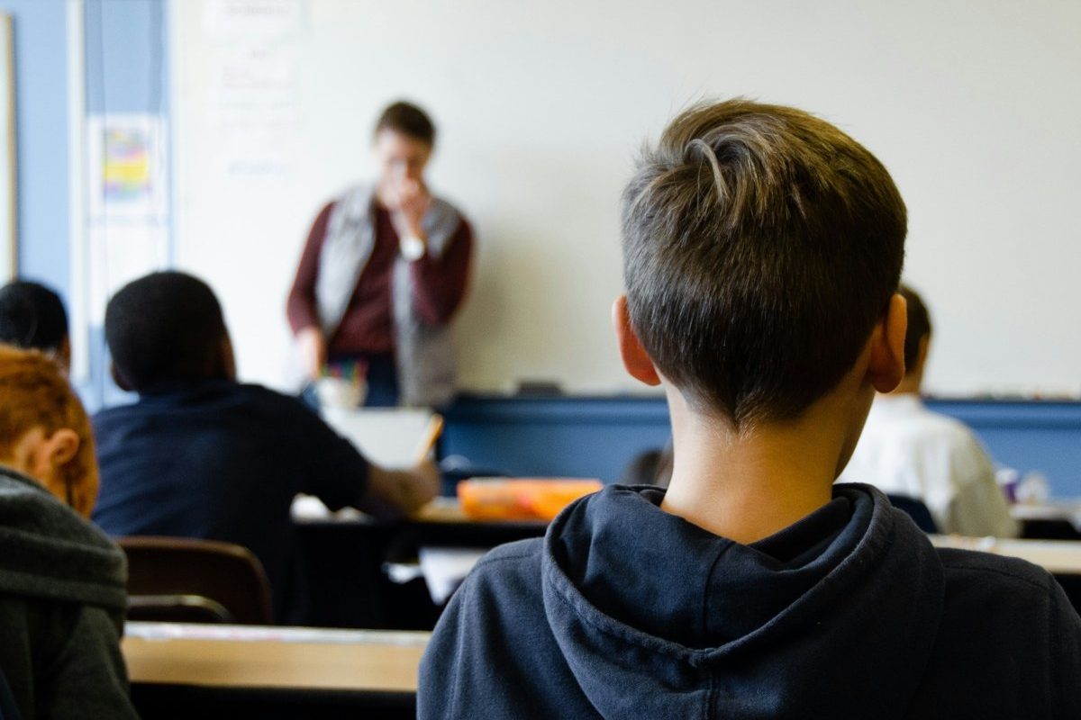 Psihologul Simona Hainagiu explică de ce avem în mod natural această tendință de a ne compara copilul cu colegii săi din clasă