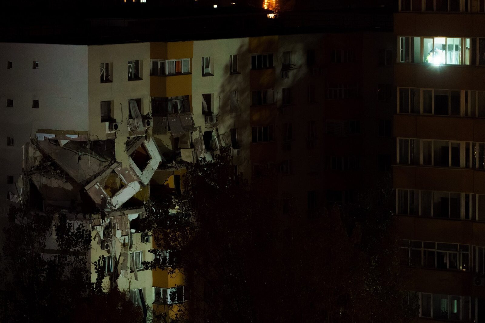 [ad_1] În blocurile afectate de explozie, polițiștii din București au reușit, în cursul serii de vineri, să pătrundă în unele locuințe pentru a permite cetățenilor să-și recupereze bunurile esențiale, bani și chiar animale de companie