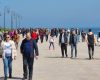 cazino-acordeon-faleza-cazino-constanteni-oameni-plimbare-vreme-buna2-e1681037661430.jpg