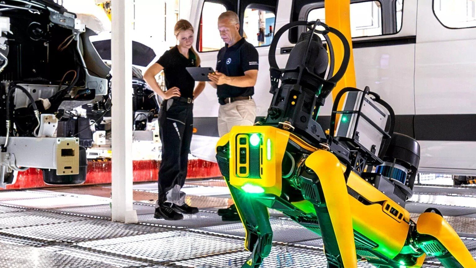 [ad_1] Mercedes-Benz a incorporat recent un robot patruped în fabrica sa din Düsseldorf, marcând o etapă semnificativă în procesul de automatizare industrială a companiei