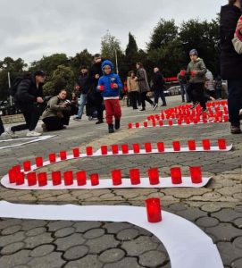 Galerie foto: Peste 100 de oameni s-au adunat la Iași pentru a omagia copiii decedați la Spitalul „Sfânta Maria” cu un moment de reculegere și mesajul „Neam ucis de nosocomiale”, la un eveniment organizat de organizațiile Declic și RESET