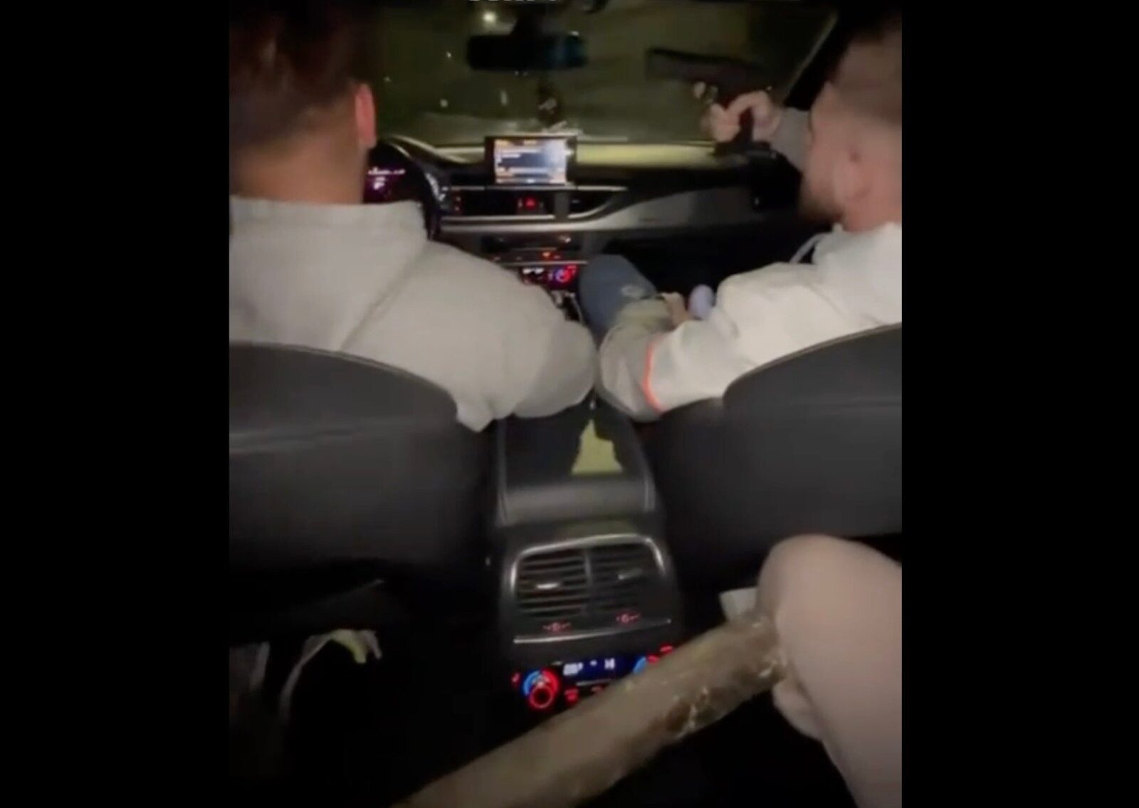 Trei tineri surprinși filmându-se într-o mașină, unul dintre ei afișând un pistol; imaginile postate pe internet și cercetări ale poliției, cu percheziții în județul Maramureș