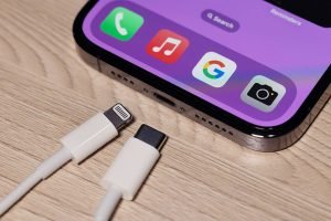 Motivul pentru care Apple a înlocuit mufa Lightning cu USB-C pe iPhone