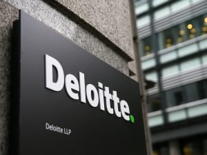 Deloitte restituie bani guvernului australian după raport controversat creat de AI
