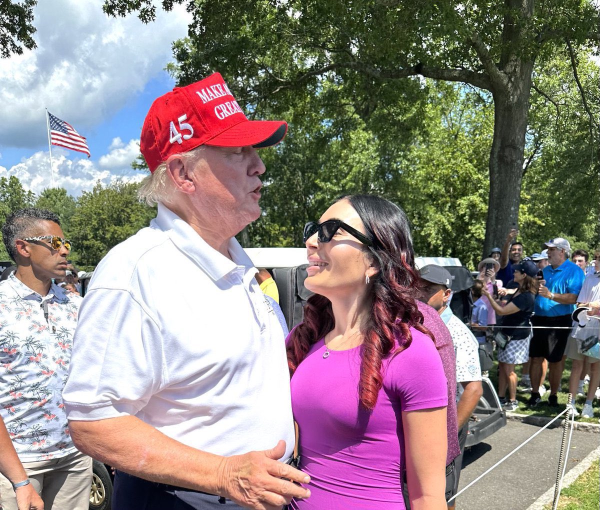 Activista pro-Trump Laura Loomer, auto-denumită „islamofobă”, acuză administrația Trump de acordarea unei baze militare Qatarului în SUA, iar Pentagonul neagă aceste afirmații