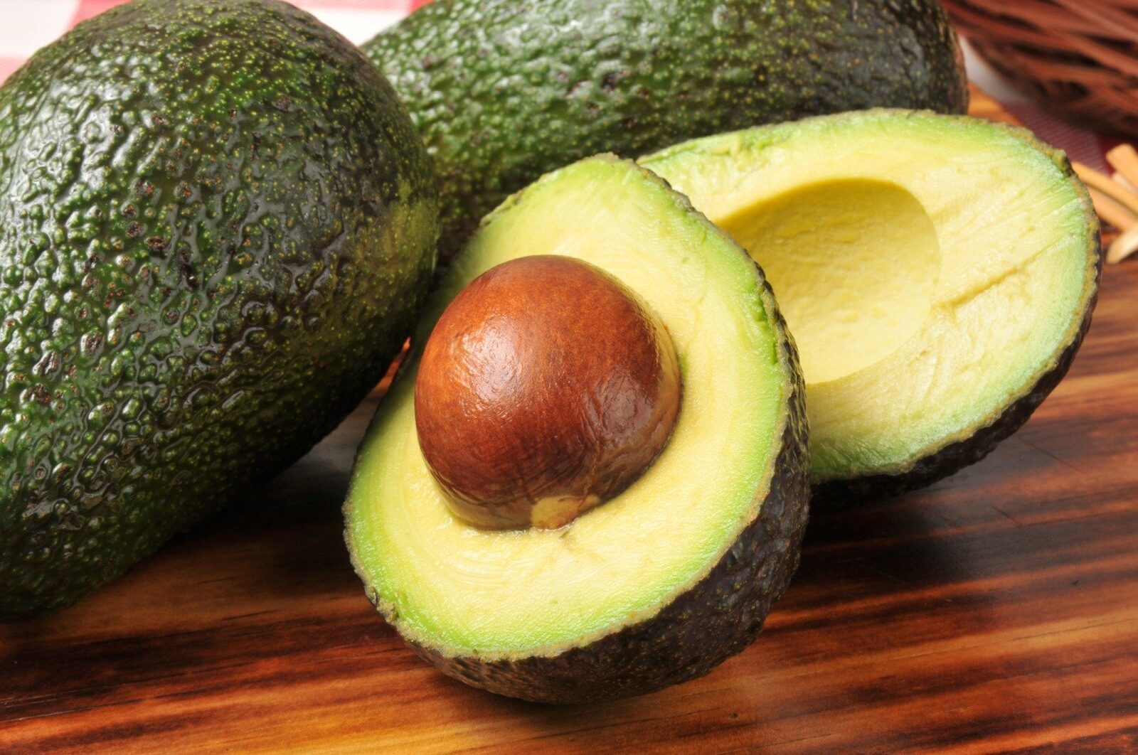 Cât avocado se poate mânca zilnic și sfaturi de la medic despre consumul moderat al unui fruct sănătos, dar caloric / Alte alimente benefice, dar de consumat cu prudență