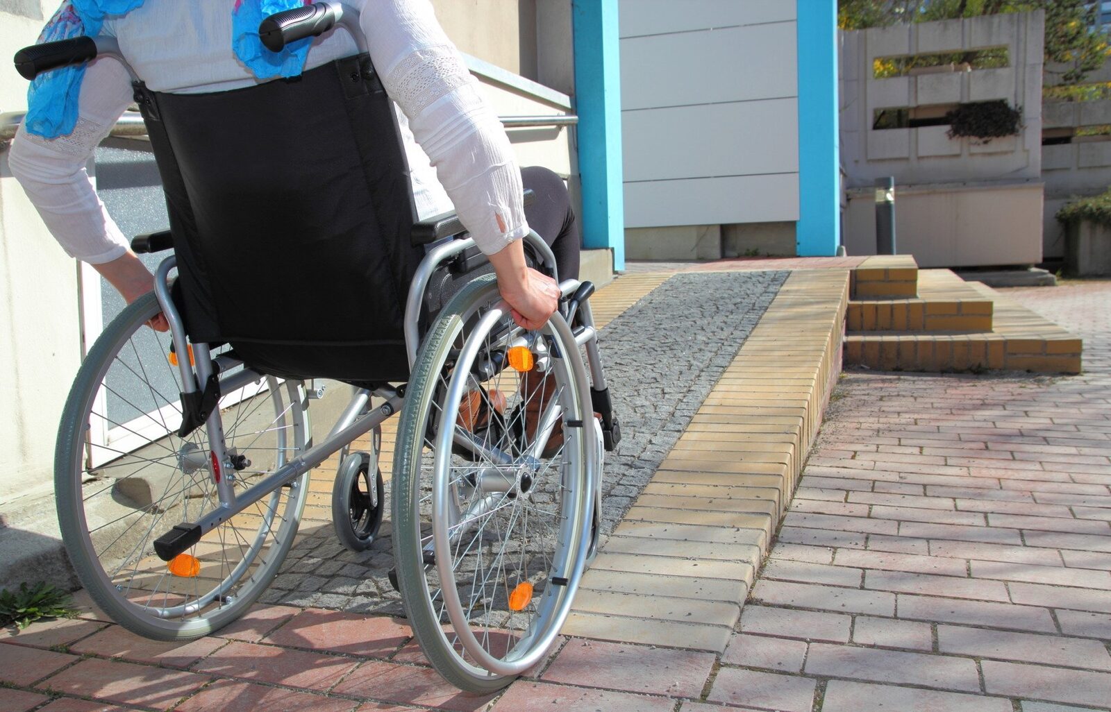 Autoritatea pentru Protectia Drepturilor Persoanelor cu Dizabilități lansează perioada de pre-înregistrare pentru vouchere în valoare de aproape 40.000 de lei pentru echipamente precum scaune rulante, suporturi, orteze, proteze, aparate auditive și dispozitive de citire a ecranului