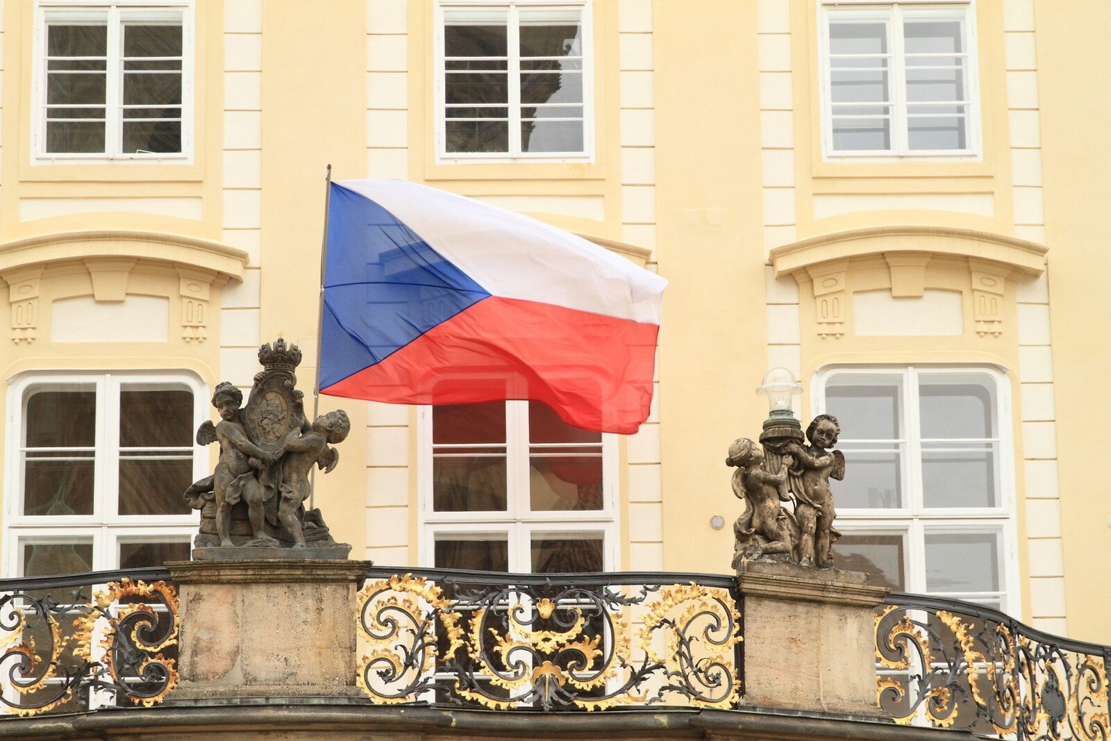 Bruxelles-ul a convocat TikTok pentru o întâlnire de urgență înaintea scrutinului legislativ din Cehia din cauza temerilor legate de influențarea alegătorilor prin utilizarea de boți