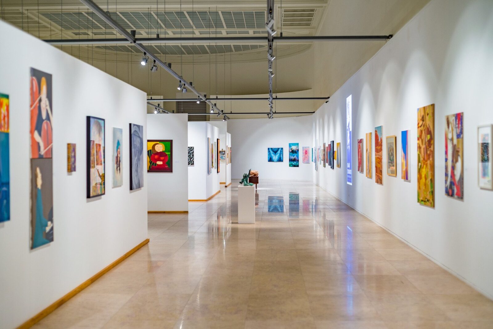Noaptea Albă a Galeriilor de Artă: eveniment desfășurat de vineri până duminică în București și alte orașe, cu acces gratuit