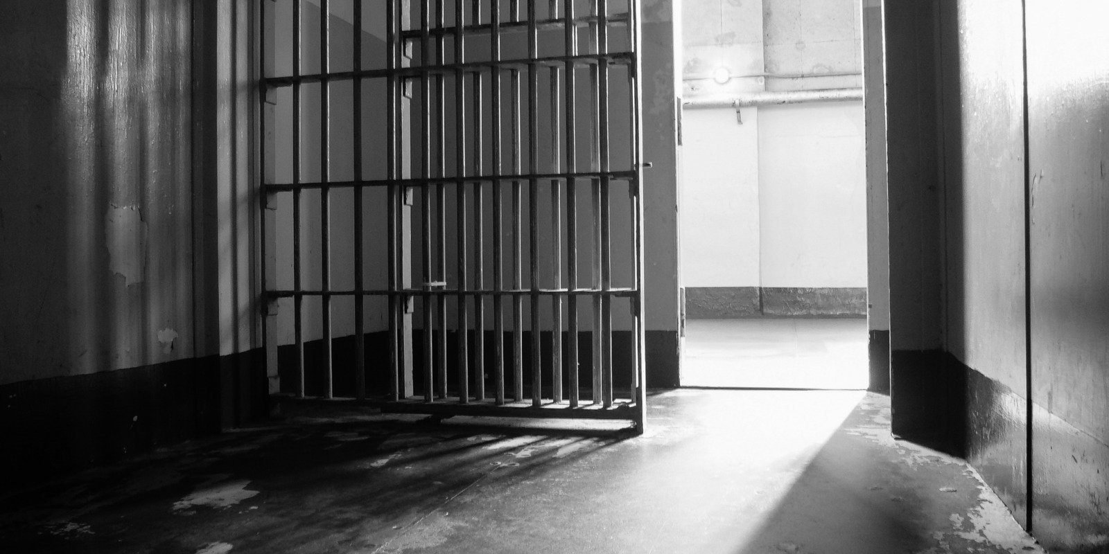 [ad_1] Un custode dintr-o închisoare din Statele Unite a fost declarat vinovat de crimă de gradul doi după ce a agresat în mod violent un deținut afro-american, care a decedat ulterior în timpul detenției