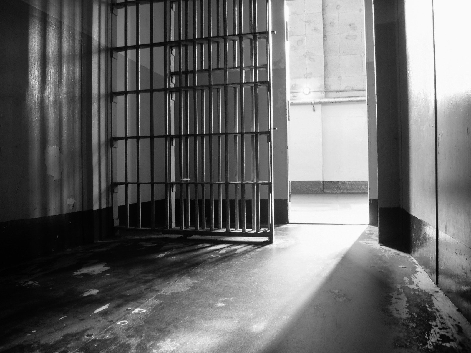 [ad_1] Un custode dintr-o închisoare din Statele Unite a fost declarat vinovat de crimă de gradul doi după ce a agresat în mod violent un deținut afro-american, care a decedat ulterior în timpul detenției
