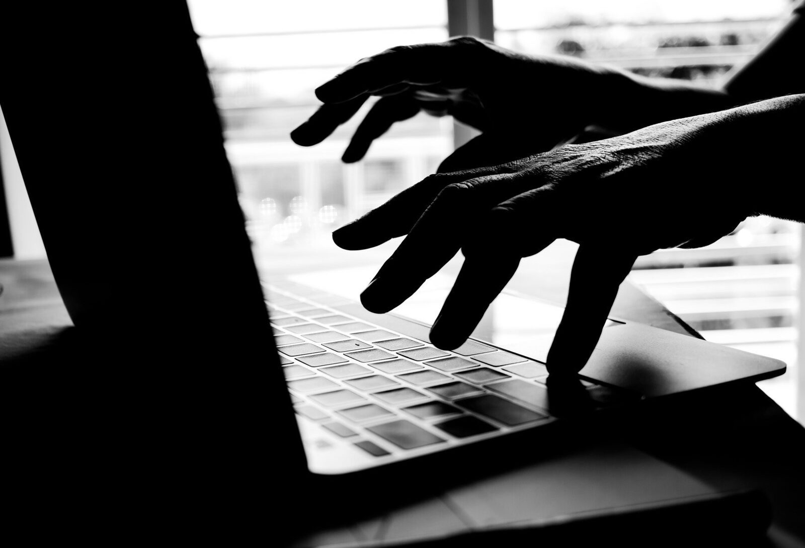 Criminali cibernetici care exploatează imagini intime pentru a-ți distruge viața: o investigație BBC despre atacurile asupra adolescenților