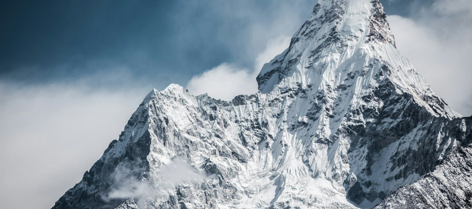 everest-munte-varf-iarna.jpg