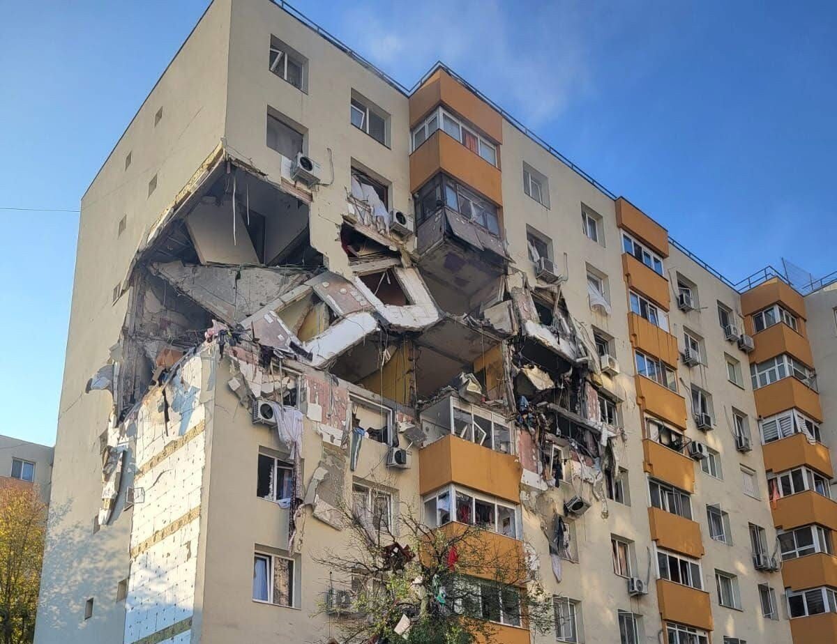 [ad_1] O explozie puternică a avut loc vineri dimineața într-un bloc din Capitală, pe strada Petre Isprirescu, în apropierea Liceului Dimitrie Bolintineanu
