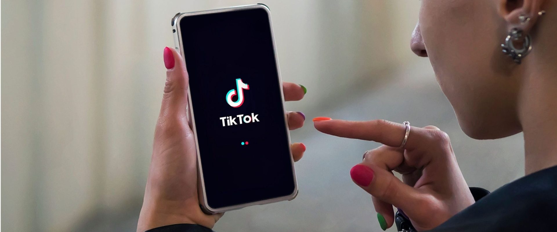 farsa-tiktok-om-al-strazii-AI-scaled.jpg