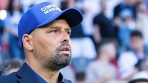 Îl mai țineți minte pe Florin Maxim? Antrenorul echipei Corvinul Hunedoara, o realizare neobișnuită în fotbalul românesc.