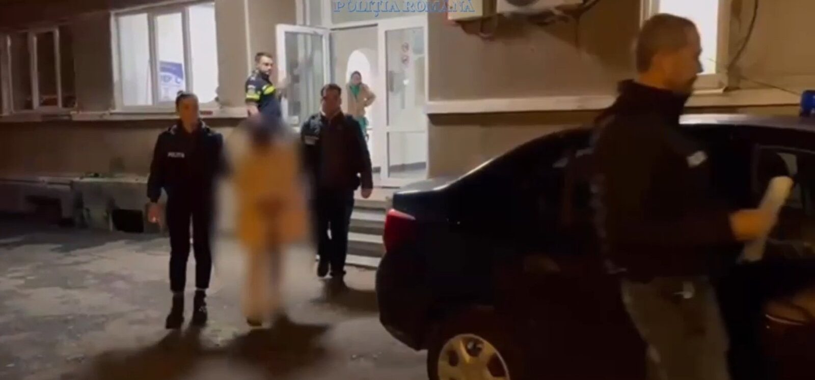 Două femei au fost reținute temporar după ce au sustras piese vestimentare dintr-un magazin din București și au agresat angajatele care încercau să recupereze bunurile