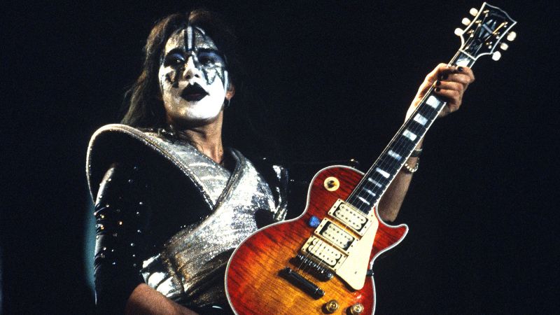 Ace Frehley, chitaristul principal original al trupei Kiss, a murit la 74 de ani.
