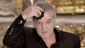 Gigi Becali, acțiune șocantă în public. A aruncat Noul Testament oferit de un enoriaș.