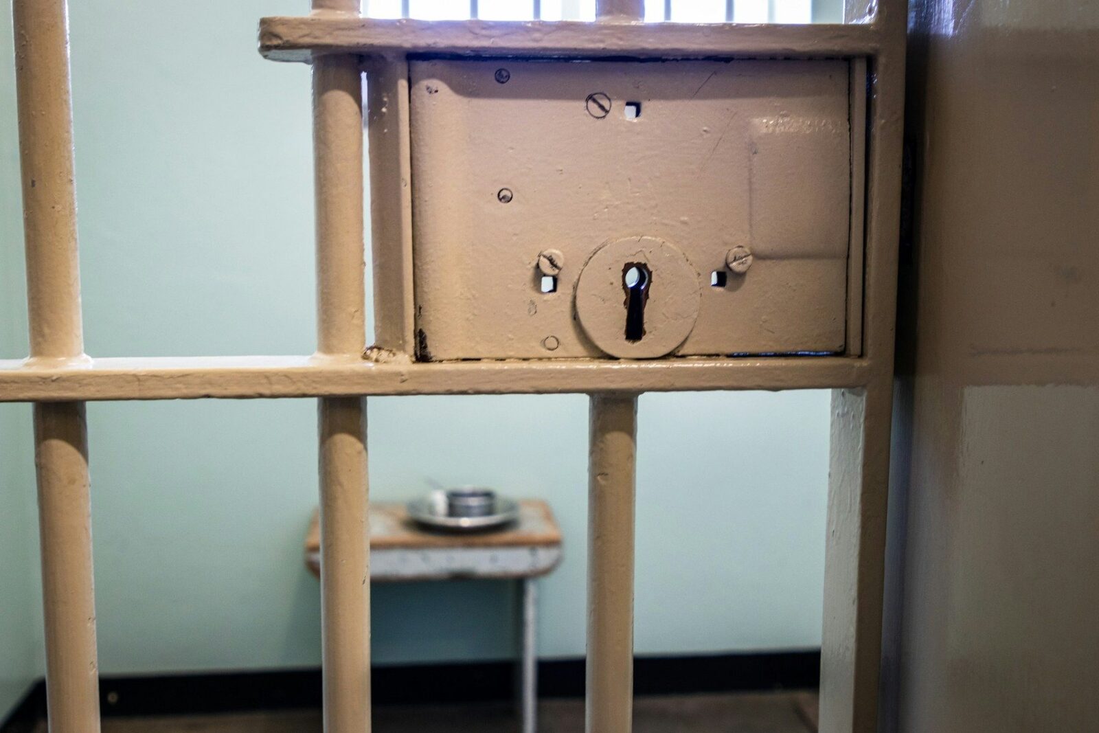 Rezultatele investigației Administrației Penitenciarelor din Târgu Jiu privind breșa de securitate cauzată de un deținut: un polițist a furnizat în mod neglijent datele de acces, iar incidentul a fost raportat cu întârziere; directorii penitenciarului au fost înlocuiți