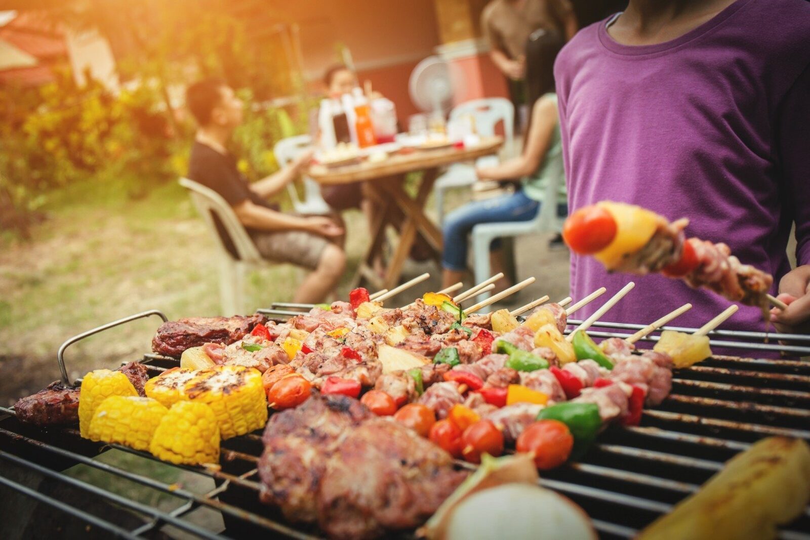 Emisiunile gastronomice pe platformele sociale influențează obiceiurile alimentare la scară mondială, întrucât utilizatorii se filmează în timpul mesei, băutului sau preparării mâncării, stimulând apetitul online.