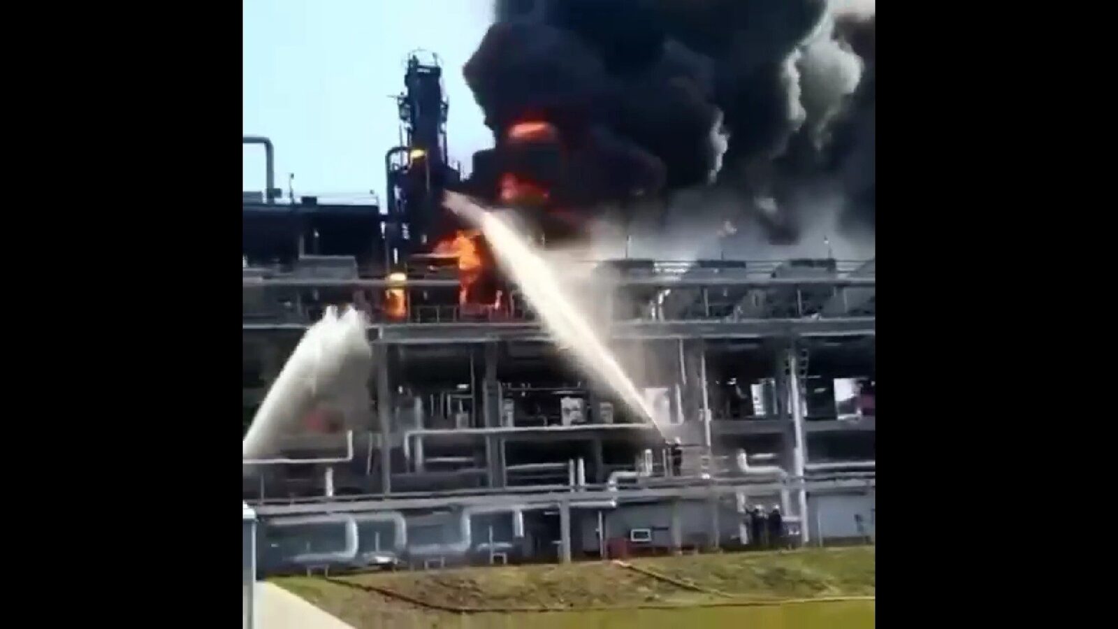 [ad_1] Un atac cu drone realizat de Ucraina a provocat un incendiu la o rafinărie de gaz din regiunea Orenburg, în Rusia, anunță guvernatorul local, Evgheni Solnțev