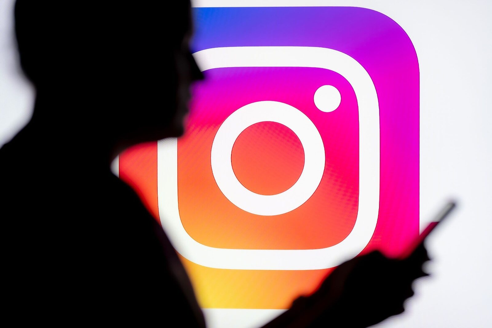 Șeful Instagram neagă monitorizarea prin microfon; cum colectează totuși Meta informații?