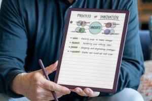 Amazon introduce primul Kindle color și un stick TV 4K accesibil