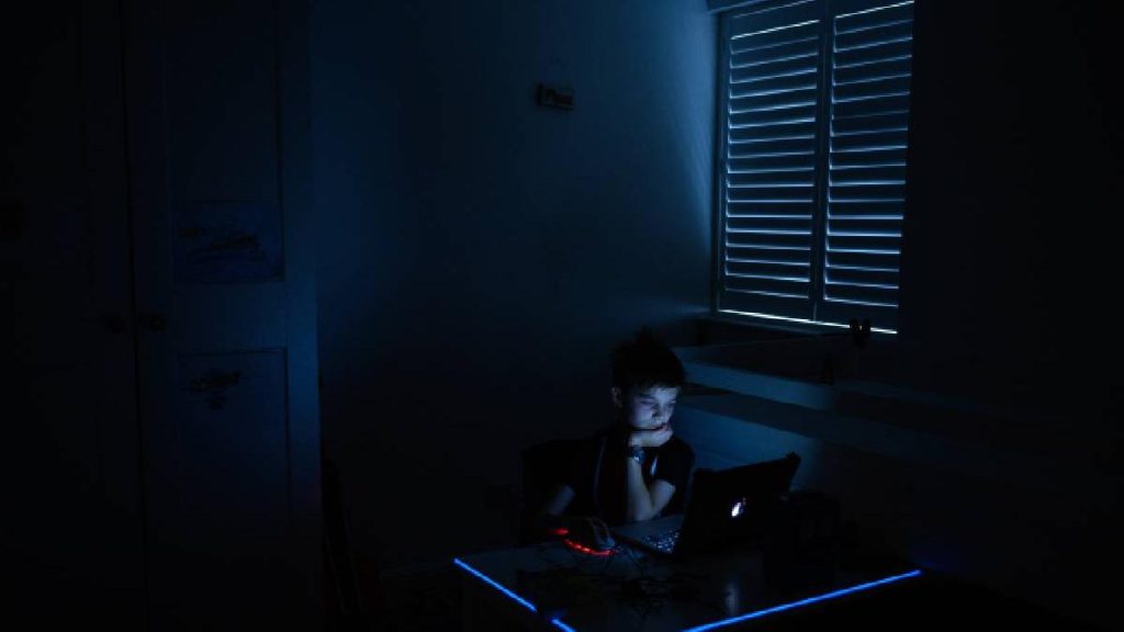 lipsa-totala-de-mila-m-a-socat-grupul-de-pradatori-online-care-ii-convinge-pe-copii-sa-se-mutileze-s.webp