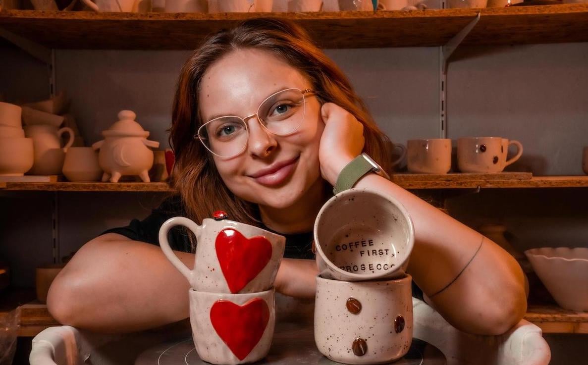 De la inginerie și tehnologia informației la ceramică: Felicia, o tânără din Mediaș, a cheltuit peste 10.000 de euro pentru propria afacere / „Am fost inginer proiectant 3D și am realizat rapid că mediul corporate și birocrația nu-mi sunt potrivite”