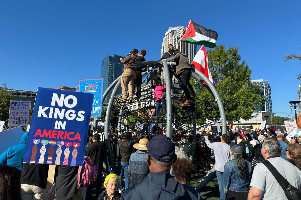 [ad_1] Mii de oameni s-au reunit pentru a protesta împotriva politicilor președintelui Donald Trump în mai multe orașe din Statele Unite, inclusiv New York, Washington DC, Chicago, Miami și Los Angeles, conform unei relatări