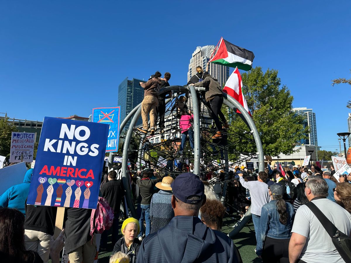 [ad_1] Mii de oameni s-au reunit pentru a protesta împotriva politicilor președintelui Donald Trump în mai multe orașe din Statele Unite, inclusiv New York, Washington DC, Chicago, Miami și Los Angeles, conform unei relatări