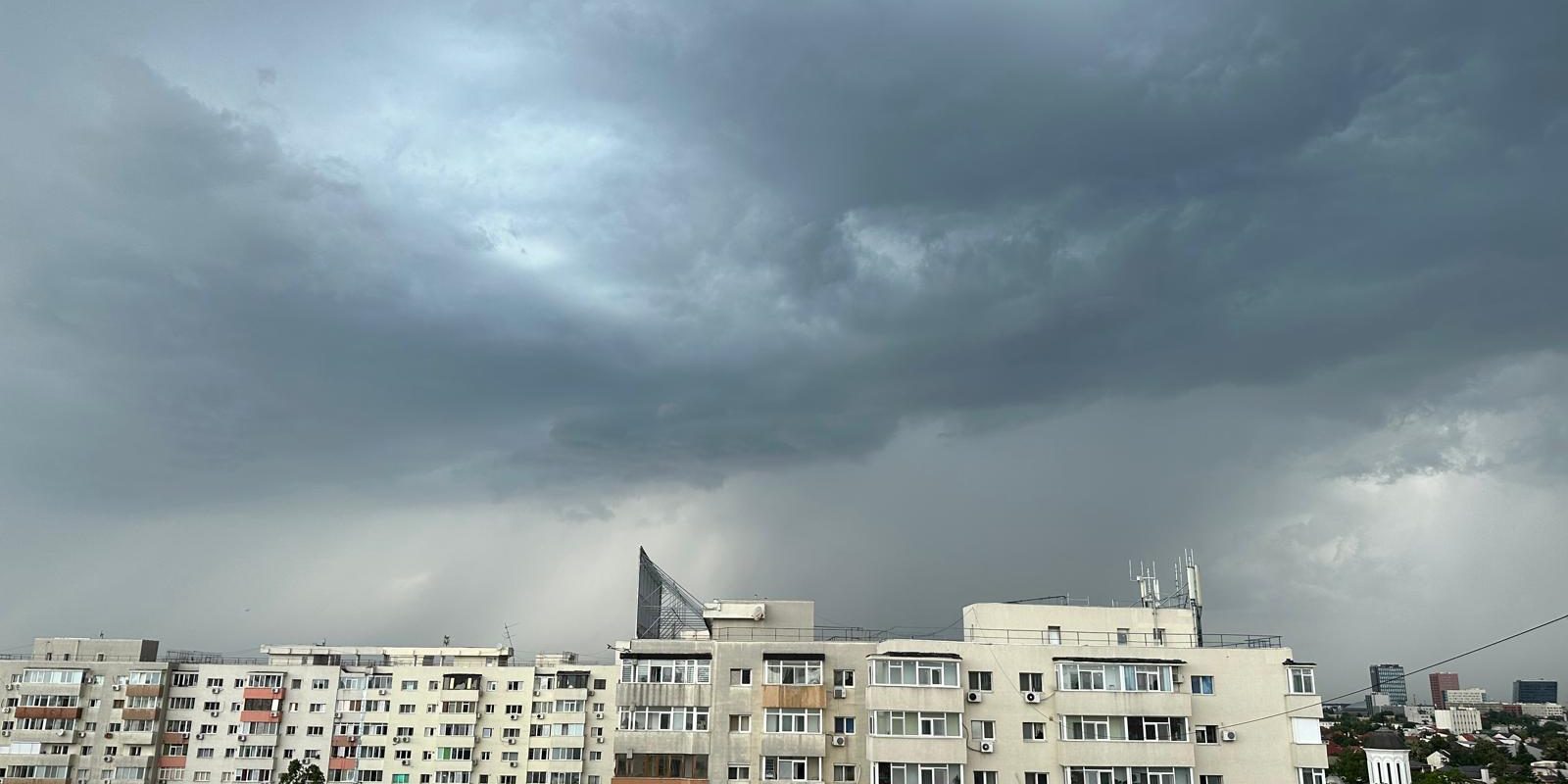 nori-furtuna-ploaie-innorat-bucuresti.jpeg