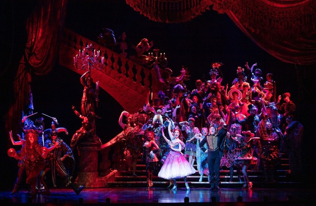 opera-opereta-spectacol-scena.jpeg