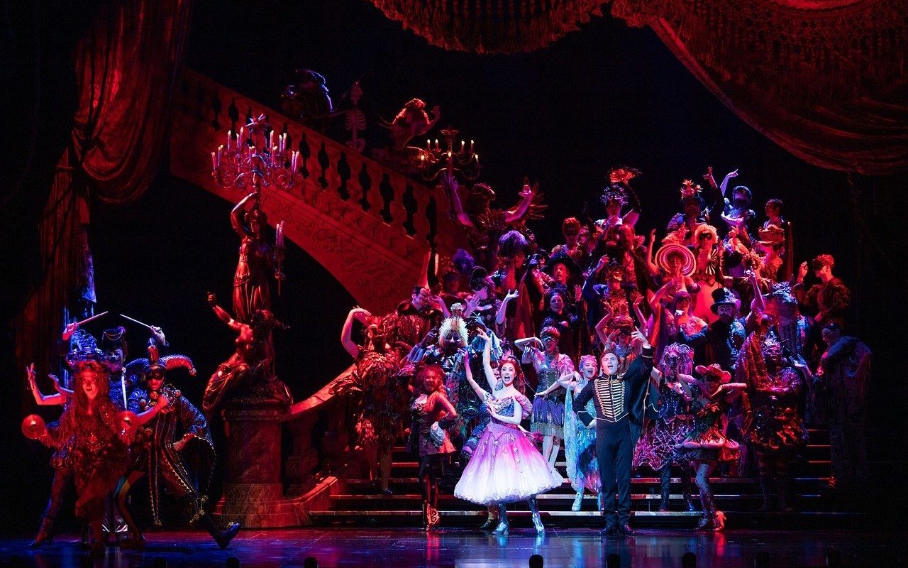 opera-opereta-spectacol-scena.jpeg
