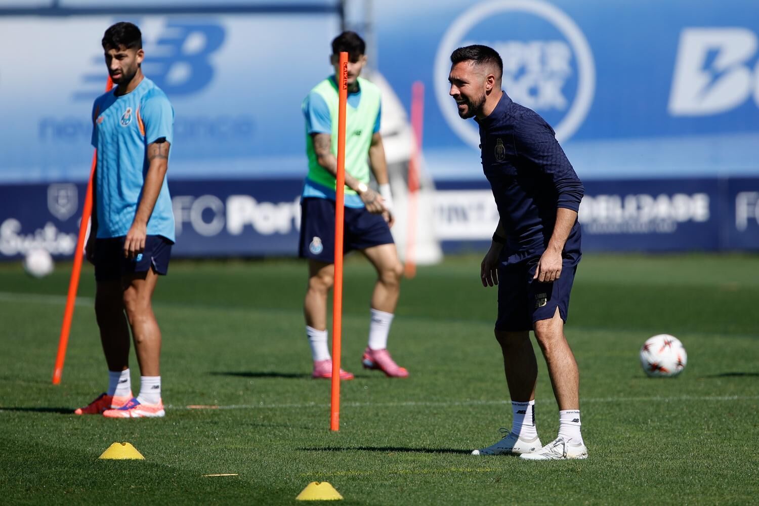 [ad_1] Polițiștii de la FC Porto au revenit la antrenamente după convocările naționale, iar cei care s-au alăturat recent echipei sunt Bednarek, Kiwior și Froholdt