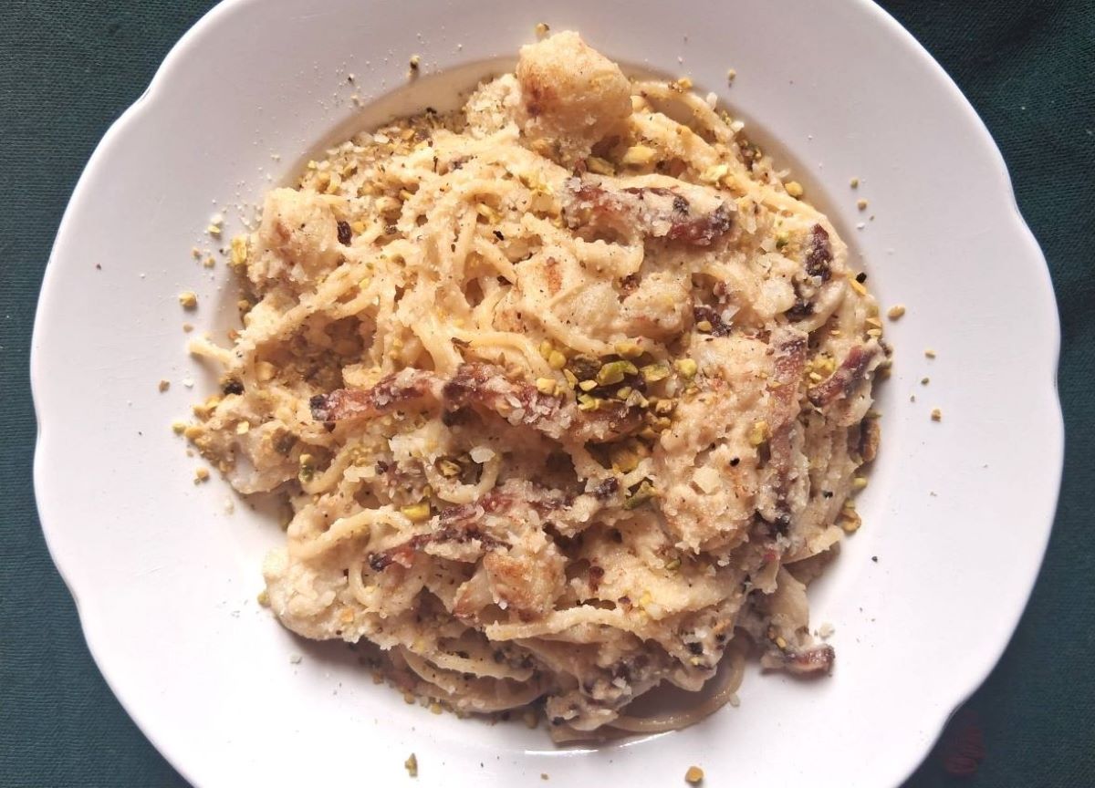 [ad_1] Imaginea prezintă o farfurie de spaghetti al dente, acoperite cu bacon crocant și acompaniate de un sos cremos de conopidă